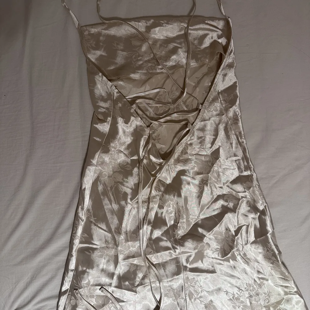 Mini klänning i silkes material med mönster. Köpt på shei, helt oanvänd. Hör av dig om du är intresserad!😊. Klänningar.