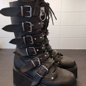 Demonias - Demonias Damned 225, så fina och inga märken. Storlek Women 10, passade mej som hade 39-40, använda typ 6gngr i somras så säljer dom nu :)