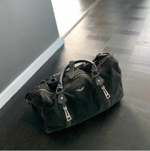 zadig sunny bag - säljer min supersnygga Zadig sunny bag i svart mocka, osäker på vilken storlek, antingen medium elelr stor. Den ena klykan är sönder men har gjort en annan lösning och om man vill fixa den kan man nog gå till en skomakare, 💓Rymmer super mycket!