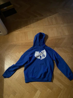 Wu-tang clan hoodie - Den här vill ni inte missa😊Skit snygg blå tröja, fickan på den är lite trasig men det går laga den med några styng inte jätte stort problem. Det bara höra av her om ni intresserad. ‼️missa inte‼️