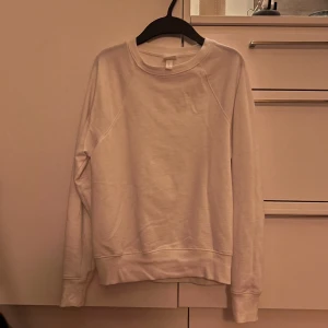 collegetröja - Basic collegetröja från H&M! Storlek står XS, men skulle säga att den passar allt från XS till M beroende på önskad passform. (förlåt för dåligt ljus på första bilden men den är helvit)