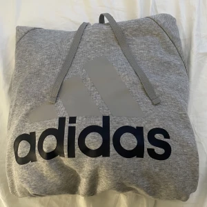 Adidas Hoodie - Säljer en fin adidas Hoodie i nyskick🫶🏻