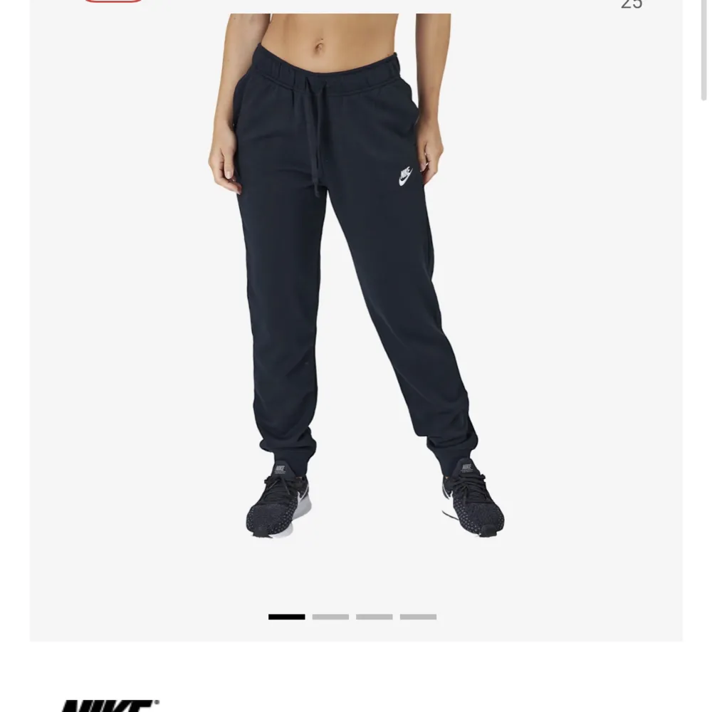 Säljer dessa helt oanvända Nike mjukisbyxorna. Jeans & Byxor.