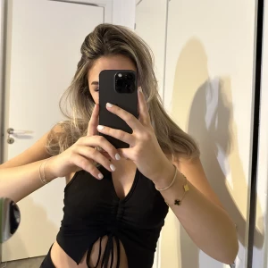 Svart linne med detaljer - Svart superfint linne med detaljer. Man kan själv justera urrigningen med hjälp av bandet.  Använd 1 gång! 