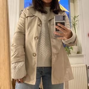 Kort trenchcoat  - En beige kort trenchcoat!❤️❤️