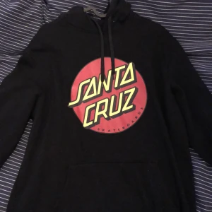 Santa Cruz hoodie - Säljer denna hoodie då jag knappt har använt den, den är som ny. Nypris 699kr