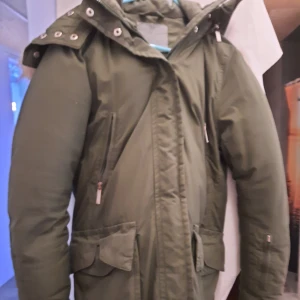 Jacka, J.Lindeberg - Jätteskön och varm dunjacka fr. J.Lindeberg. Stl XS. Fint skick! Nypris: ca 2000:- Bara o skriva för fler bilder/frågor🥰