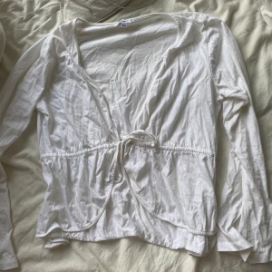 Knyt topp - Superfin sommartopp/gå ut topp. Passar en XS/S Möts i Stockholmsområdet, vill du ha din vara skickad får du stå för frakten själv!