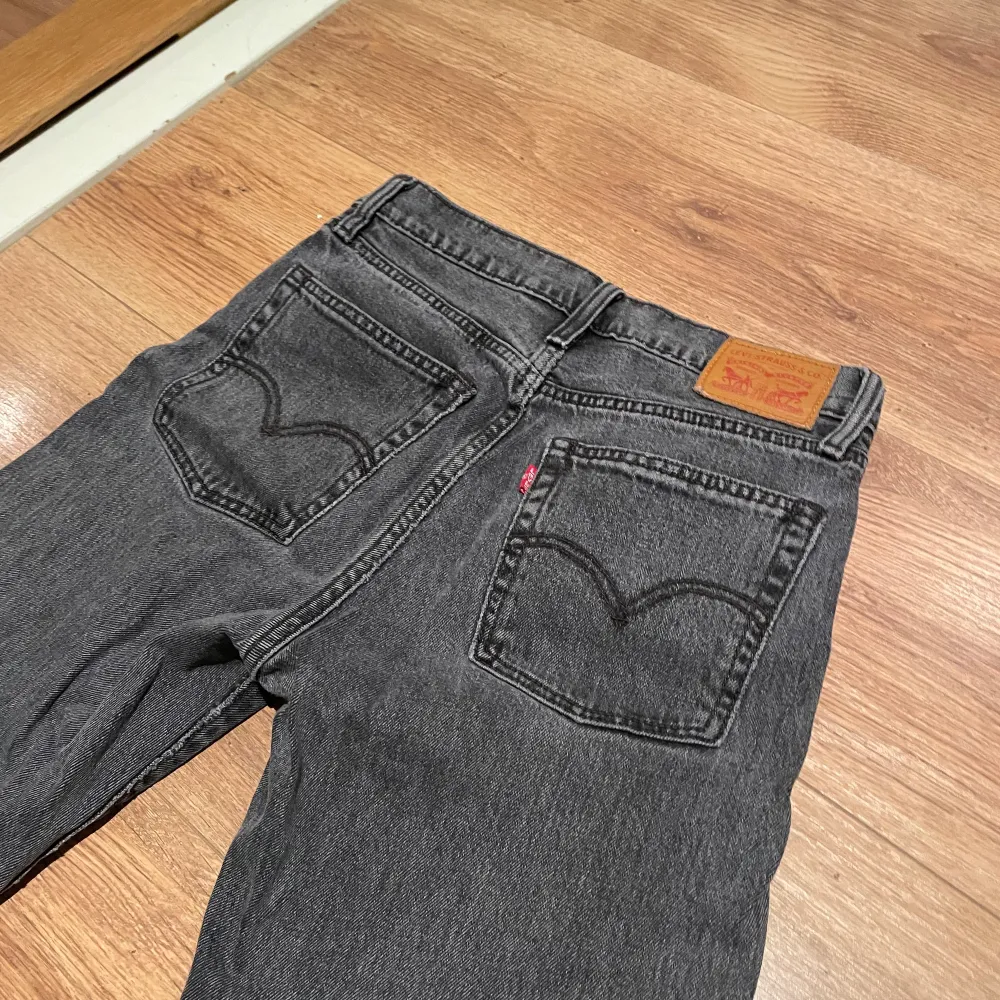 Säljer mina Levi’s jeans då de inte min stil längre. Jeans & Byxor.