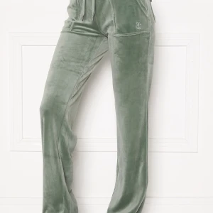 JUICY COUTURE  - Intresse koll på mina gröna juicy och i storlek s, de är andvända men inte slitna eller något. Funderar på att sälja. Men inte säker, haft de i typ 2 månader, så andvända men inte så andvända