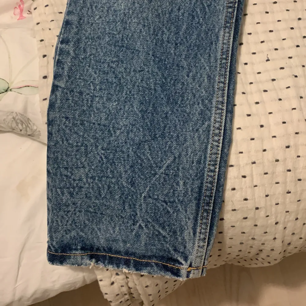 Jätte fina zara jeans i blå. Är i jätte bra skick och har bara använts 1 gång. De är ganska high Waist och små i midjan. Samt ganska korta på mig som är 158cm . Jeans & Byxor.