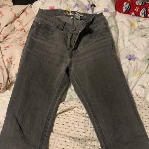 Ett par jätte fina gråa jeans, är osäker på märket men tror det är vickey jeans typ. De har snitt längst ner och har passform straigth. De har ett snyggt tryck på fickorna.