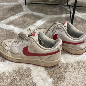 Skor  - Nike skor. Rätt så använda   ‼️ köparen står för frakten ‼️