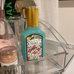 Gucci Flora Gorgeous Jasmine parfym - ALDRIG använd!  Fick denna i födelsedagspresent men det var inte riktigt min doft😕