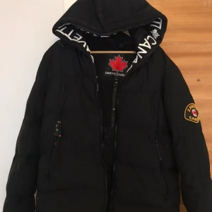  Jacka  - Kvalite 10/10 har inte använt Jahan mer än två gånger köpte den från Zalando kvitto kanske finns, det är bra kvalitet och joker dig varm hela tiden FRI FRAKT  