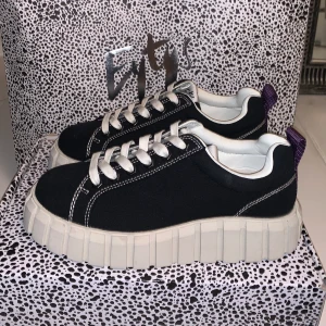 EYTYS Odessa sneakers - Helt oanvända sneakers från Eytys i modellen Odessa canvas. Kommer med dustbag och tillhörande förpackning. Säljer för 800kr vid snabb affär