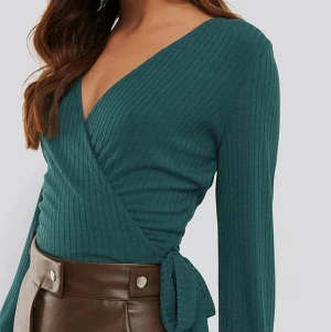 omlott topp - En grön/turkos omlott topp med knytning från nakd. Den har utsvängda ärmar och är grönare i verkligheten. Använd men inga defekter. Storlek S. Köparen står för frakt 🫶🏼