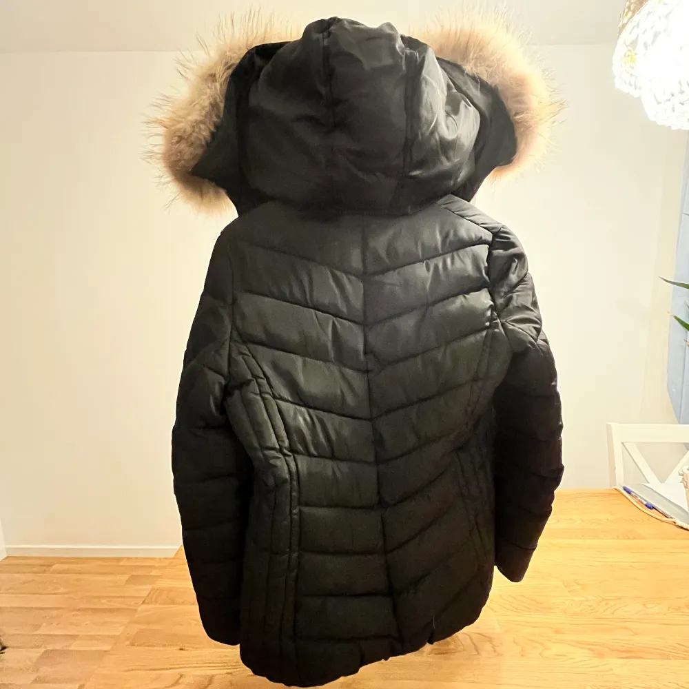 Jag säljer min vinter jacka som jag har använt i circka 1 år och säljer på grund av att den passar inte längre mig. Köpte den för 4 tusen och säljer nu den för 2 tusen. Pälset är också riktig.. Jackor.