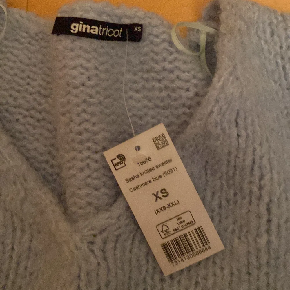Ljusblå stickad tröja från Gina, aldrig använd. Xs oversized men passar mig som är m också. . Stickat.