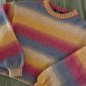 Stickad tröja  - Säljer nu denna fantastiska tröja från Bikbok! Knappt använd, köparen står för frakt💕