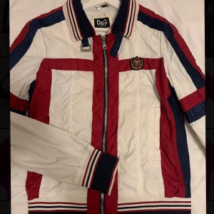 Jacka - Dolce Gabbana jacka köpt second hand i strl S. Helt okej skick, det finns en fläck på framsidan som ej försvinner i tvätten (syns på sista bilden). 