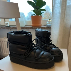 Läderboots Premium Selection - Helt nya och oanvända boots i äkta läder från H&M premium selection, storlek 39. Slutsålda på hemsidan. Köparen står för fraktkostnaden, kan även mötas upp i centrala Stockholm.