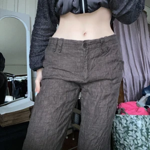 Bruna lågmidjade kostymbyxor  - Bruna lågmidjade kostymbyxor, säljer då jag inte passar i lågmidjat! Går enda ner på mig som är ca 172cm