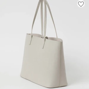 Väska - En rymlig väska i gråbeige färg med knäppning, bra skick🦋 hör av er vid intresse eller frågor !💕 spårbar frakt på 66kr tillkommer📦