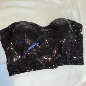 Glittrig korsett  - En perfekt festtopp. En glittrig korsett från bikbok som är i originalskick, enbart använda 1 gång. Säljer pga för stor för mig som har xs/s. Storleken är M och är sann till storlek men skulle säga att en S också kan ha denna🌟 vid köp med frakt säljer jag för 100kr totalt :) 