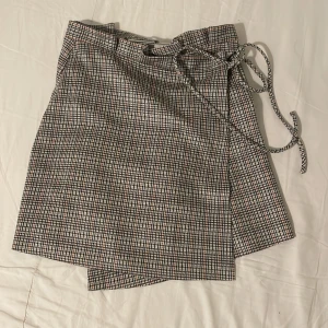 Kjol - Kjol från Zara! Mjukt material, knyts vid sidan så storlek går att ”justera”!