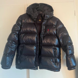 Ralph Lauren glansig dunjacka - En varm,  mysig och snygg vinterjacka som bara är använd ett fåtal gånger, alltså i väldigt fint skick. Köpt förra vintern för 3000kr och är nu slutsåld. I storlek L, barnstorlek, men passar perfekt på mig som vanligtvis har Xs/S!💓💓