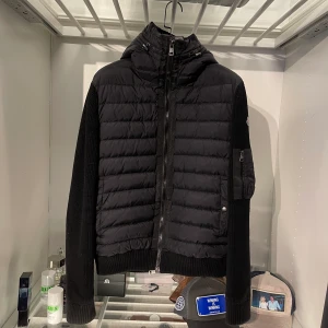 Moncler cardigan  - Säljer nu min moncler cardigan storlek xl sitter som XL/L Cond 8,5/10 Skälvklart äkta Byte kan vara aktuellt kom med förslag  Kom med bud 