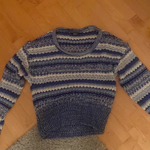 Blå stickad tröja - Jätte fin blå stickad tröja i strl m men är lite liten i storleken och säljes därför. Använd 2 ggr endast så fint skick💕