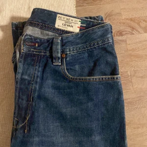 Low rise jeans - Ett par jättefina low rise jeans från DIESEL. Byxorna har inga defekter och är i nyskick. Kan gå ner i pris vid snabb affär; ) Byxorna finns fortfarande kvar.