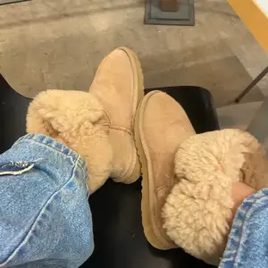 Superfina äkta ugg skor, fint skick! Använda men nytvättade :) Nypris ca 2400kr, går att vika ner kanten som på bilden om man vill! Storlek 35 men passar mig som brukar ha 36🤎