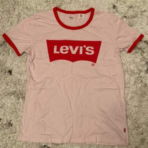 Rosa t-shirt från Levi’s. Storlek S men funkar som M också! Köpt på secondhand men aldrig använd av mig. 