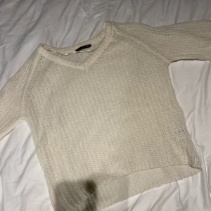 Stickad tröja från Lager157, storlek S. NY! - Stickad tröja från Lager157 i storlek Small. Färg, creme vit. Helt ny!   Djur finns i hemmet, rökfritt hem.