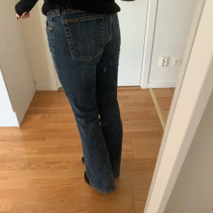 Lågmidjade jeans - Lucky brand jeans. Köpa second hand! Jag är 167cm och skulle säga att de passar på en xs/s och mindre m. Säljs då de inte kommer till användning
