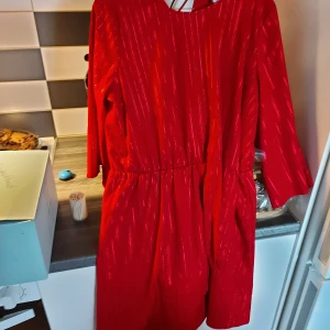 Klänning  - Jättefin röd klänning ifrån Lindex st 146 använd 2 gånger 