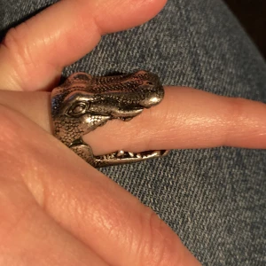 Ring krokodil  - Världens häftigaste ring i form av en krokodil. Helt ny och oanvänd. Frakt tillkommer 15kr
