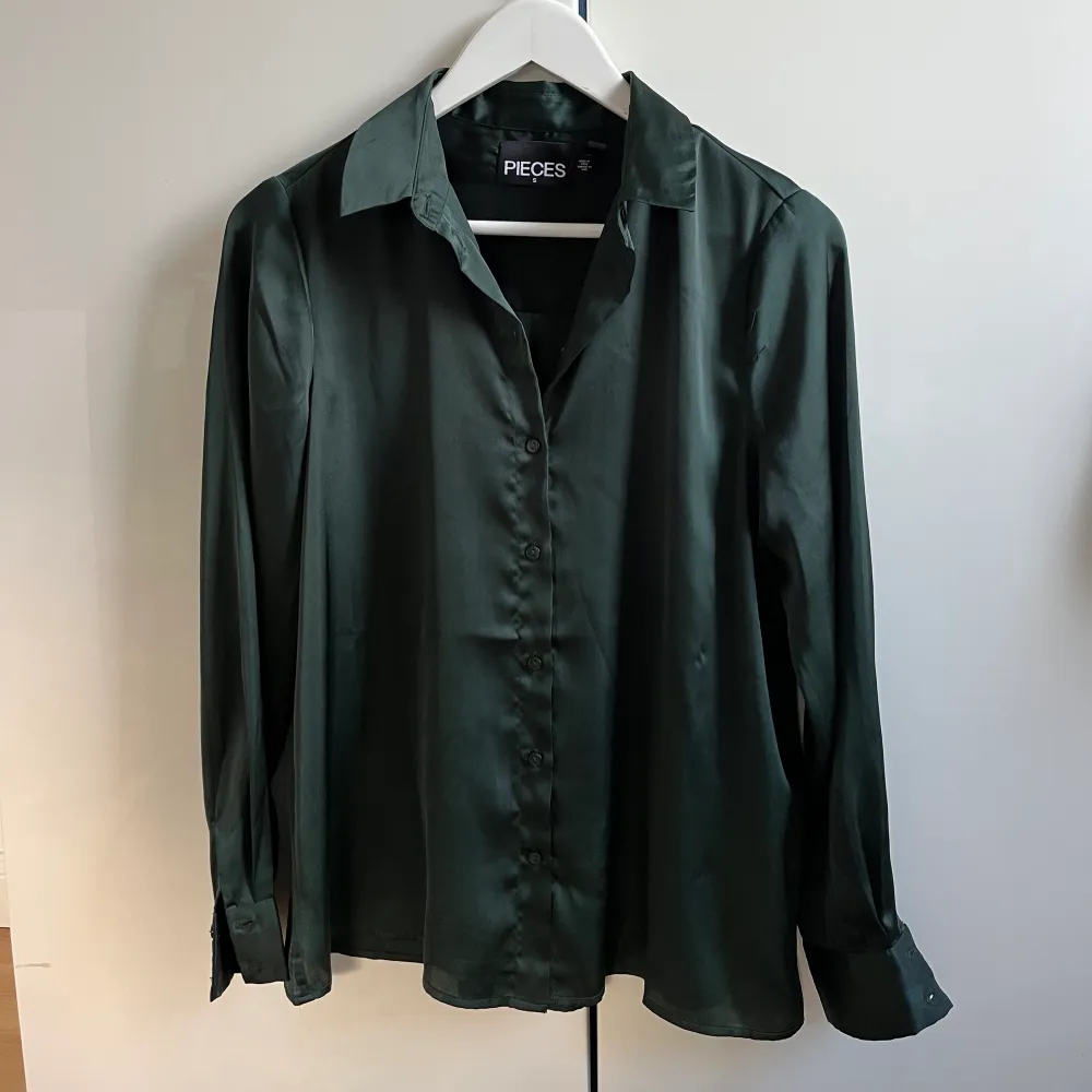 Grön satinskjorta från Pieces! Superfint skick. I storlek S.. Skjortor.