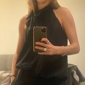 Halterneck topp - Härlig topp med rosett! 