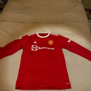 Manchester United 2021/2022 - Bruno Fernandes på ryggen, en bokstav har lossnat lite men annars i mycket fint skick. Köpt på unisportstore, äkta vara. Har digitalt kvitto om det önskas, köpt för 1313kr. 