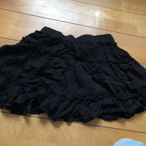 Volang kjol - Volang kjol från shein. Passar någon som är 1,65 💖💞 frakt tillkommer på 39kr!