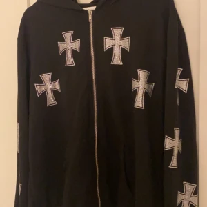 Rhinestone hoodie - Rhinestone hoodie som är tidigare köpt här på plick för 500 Aldrig använd då den ej var min stil Storlek M men passar mig som har S Både killar och tjejer