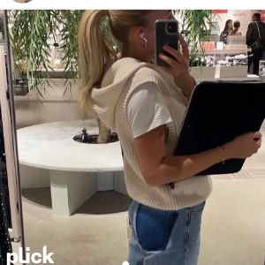 Stickad väst  - Säljer denna fina stickade väst från zara! Använd fåtal gånger 💗