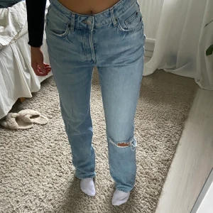 Jeans med långa ben och slitnibg - Knappt använda, säljer pga är för stora för mig 
