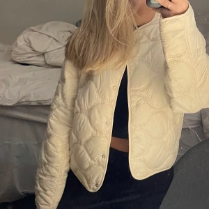 Kittad jacka - Cremevit kittad jacka, nypris 600 Köpare står för frakt❤️