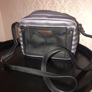 Tommy hilfiger väska - Tommy hilfiger väsa