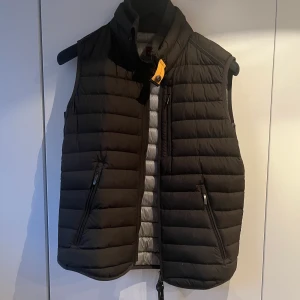 Para Jumper väst Mörkgrön - Säljer nu min Para Jumper väst i Mörkgrön som jag köpte 2020 för 3000kr på NK Stockholm. Knappt använd. Storleken är XS men passar trots det mig helt ok som är 188cm lång och väger 90kg. Tveka inte på att höra av dig vid intresse!